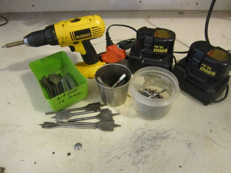Dewalt cordless drill with batterie...