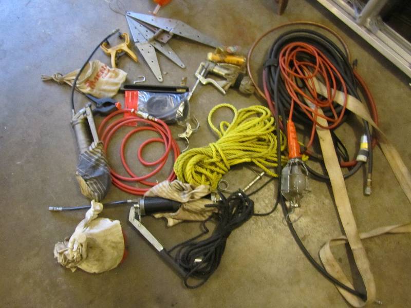Lot of rope, air hose, hinges, clam...