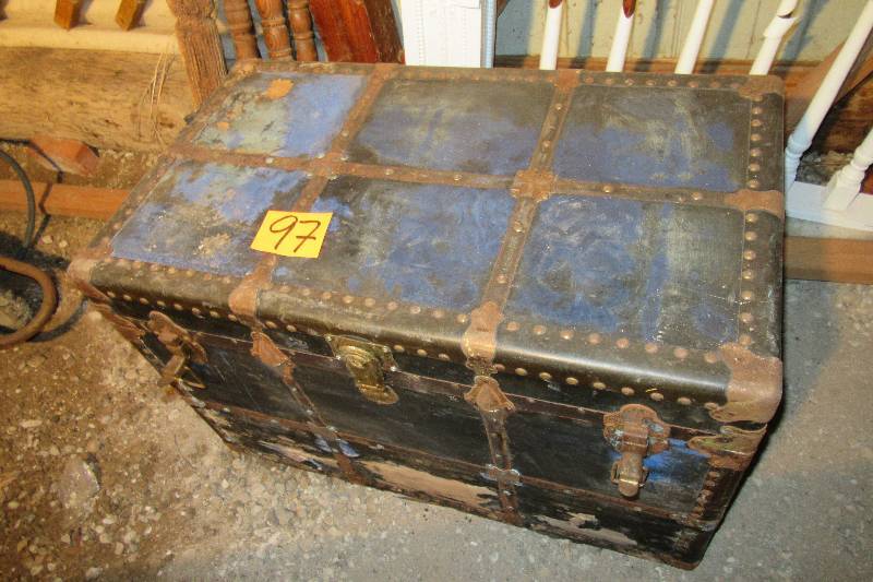 lot 97 image: All metal steamer trunk.. All nice shape.. Straps need work