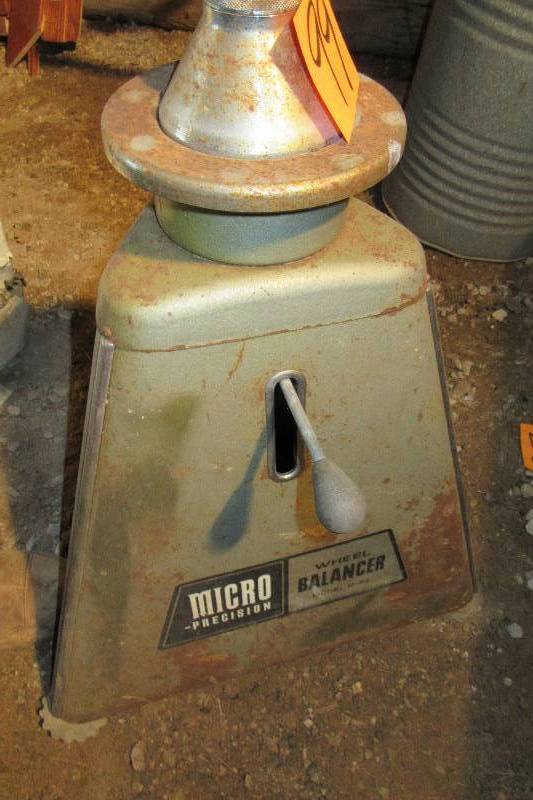 lot 99 image: Vintage MICRO Precision Tire Balancer