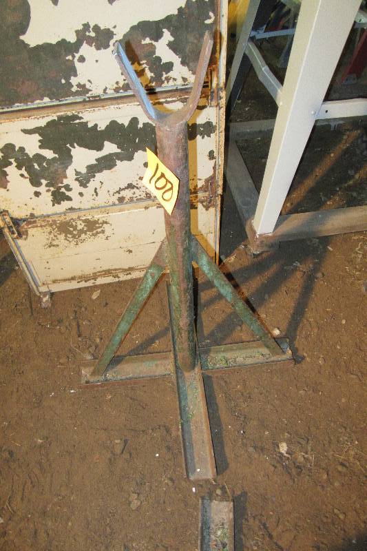 lot 100 image: 2 post rests.. Height adjusts