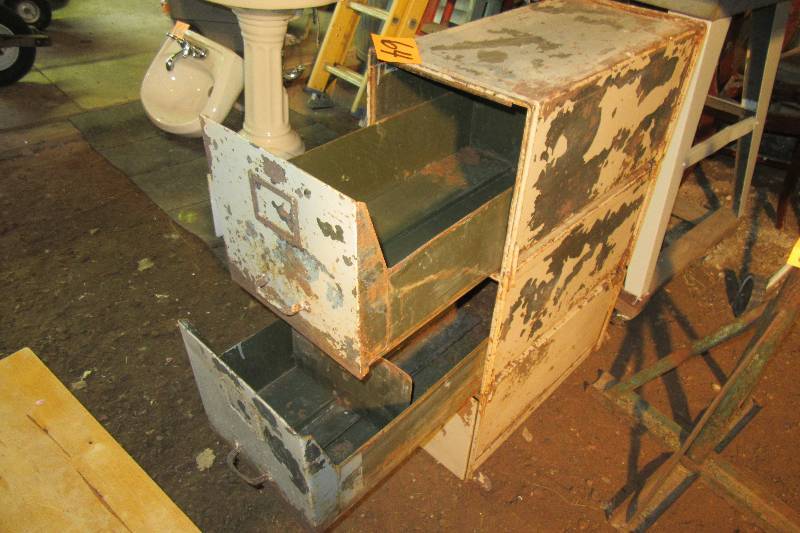lot 64 image: Vintage 3 drawer letter size file cabinet