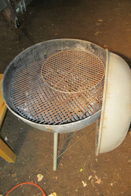 lot 102 image: Large size webber Grill