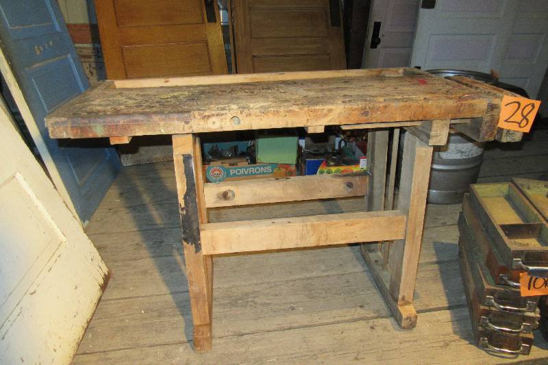 lot 4 image: Antique Carpenters Table with Wood vise