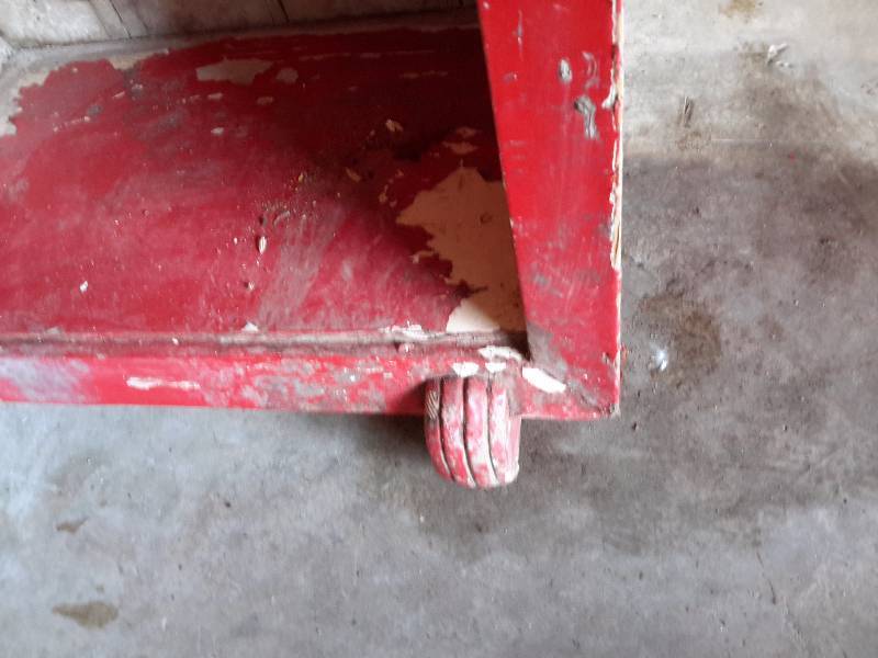 lot 9 image: Vintage Storage shelf with claw type feet.