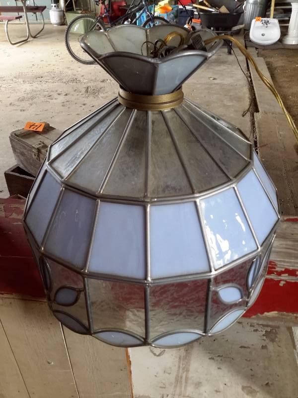 lot 16 image: Tiffany style leaded hanging lamp