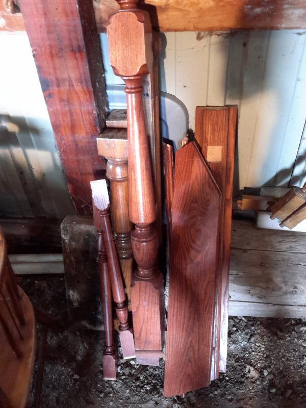 lot 109 image: Solid wood stair case railing and spokes.. Approx 7 ft long