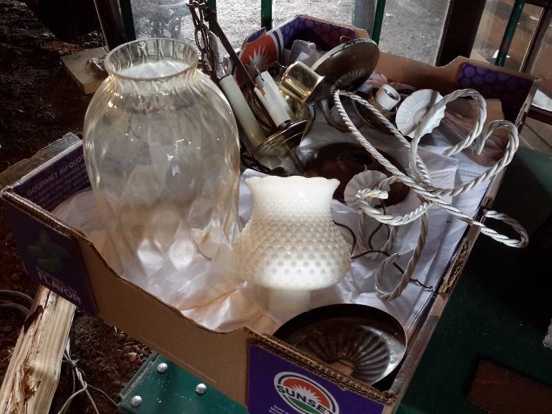 lot 117 image: Misc. Lighting items