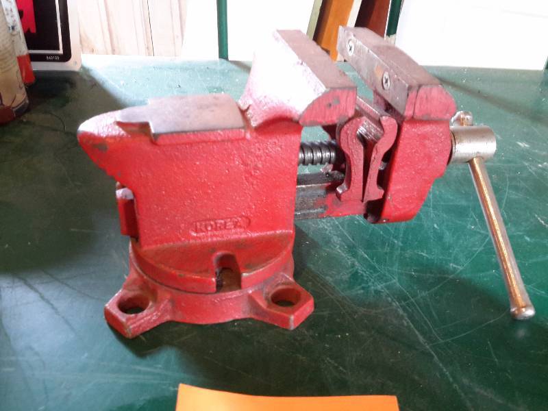 lot 115 image: Smaller 3 12 in bench vise..No markings