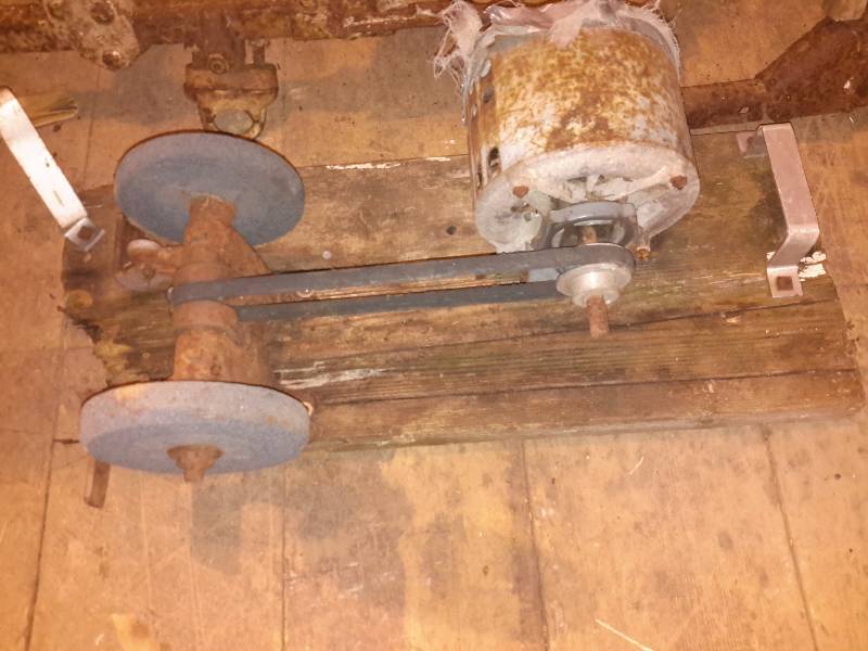 lot 134 image: 2 Stations, vintage grinder (no cord).