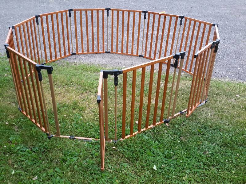 lot 127 image: Nice wood corral.. Has 2 swinging door openings.. Folds up for easy storage