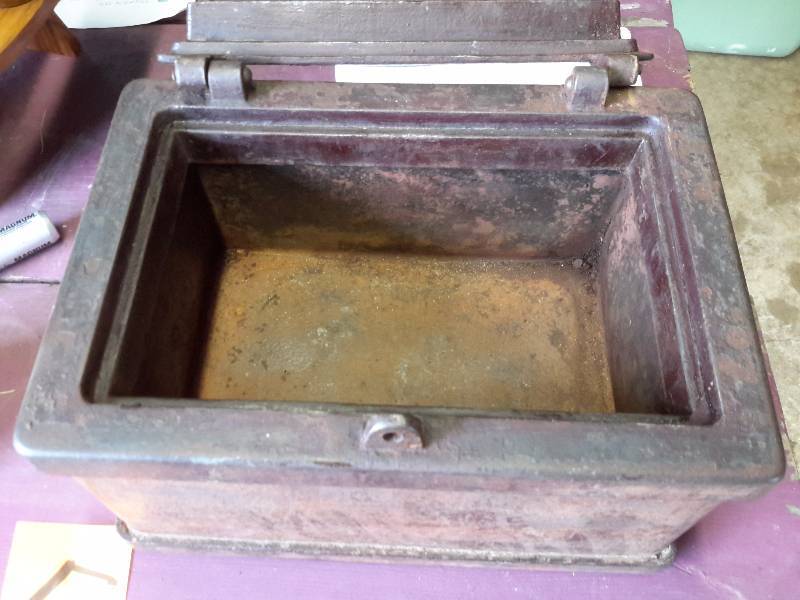 lot 5 image: Antique STRONG BOX