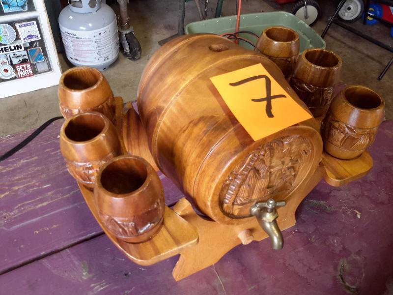 lot 7 image: Solid wood Barrel type Decanter and cups