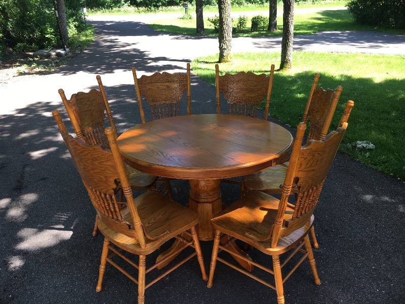lot 3 image: Oak Kitchen Table w 6 Chairs and Leaf