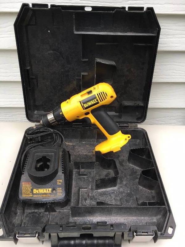lot 50 image: Dewalt 14.4 volt drill