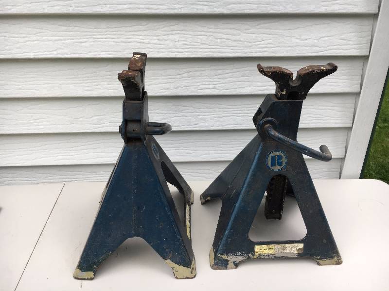 lot 52 image: Pair of 6-Ton Car Jacks