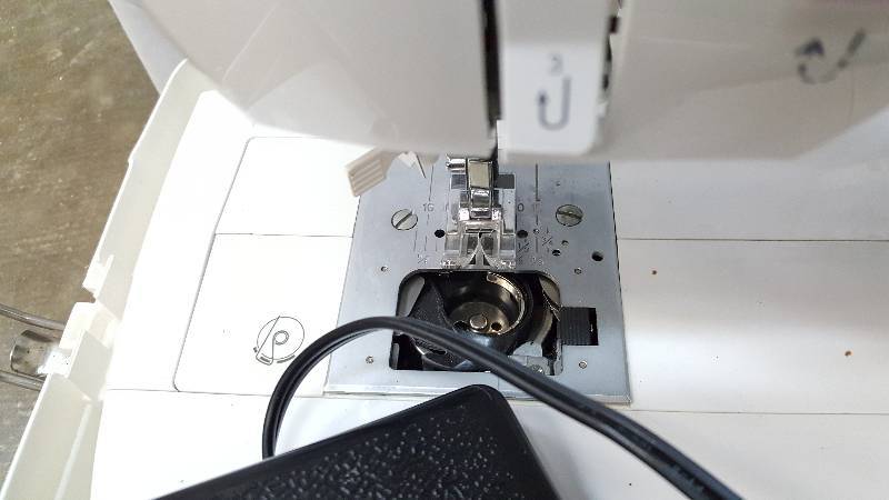 lot 53 image: For Parts - Vacuums, Dehumidifier, Humidifier, Sewing Machine 
