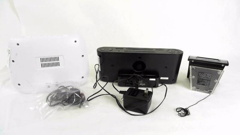 lot 18 image: Lot of 3 - iPod 30 Pin Speaker Docks