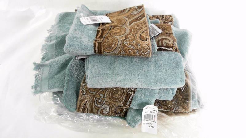 lot 29 image: Avanti Linens  Bradford 4-Piece Towel Set Mineral