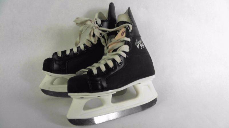 lot 43 image: CHAMPION 90 CCM YOUTH SMALL ICE SKATES - Size 2