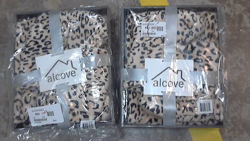 lot 6 image: Lot of 2 - Throw Blankets