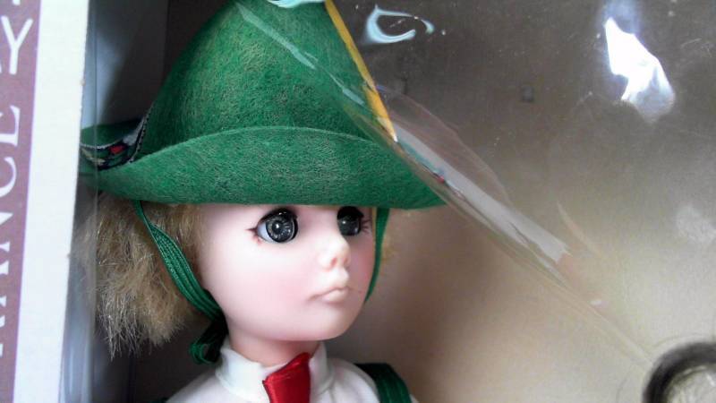 lot 4 image: Lot of 2 Dolls - Effanbee Spain & Hansel Brand