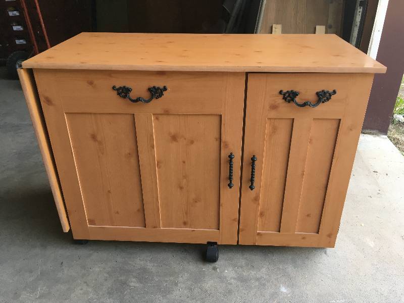 lot 4 image: CONVERTIBLE SEWING TABLE, SEWING MACHINE, AND CONTENTS