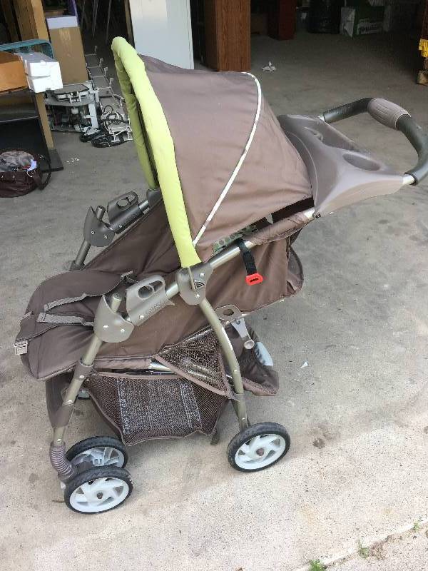 lot 7 image: GRACO STROLLER