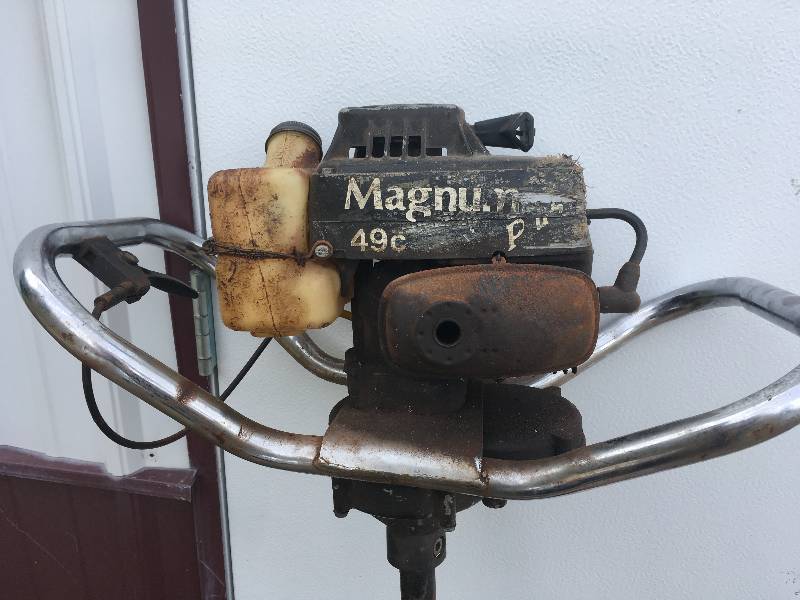 lot 20 image: MAGNUM ICE AUGER 49C PLUS AND GAS CAN.