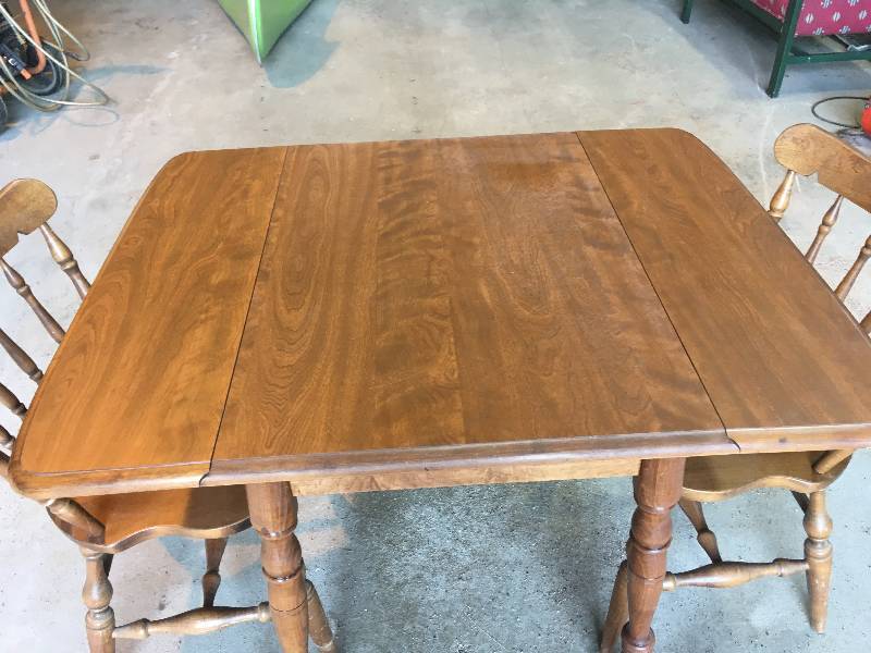 lot 26 image: TABLE WITH FOLDING LEAVES AND (2) CHAIRS