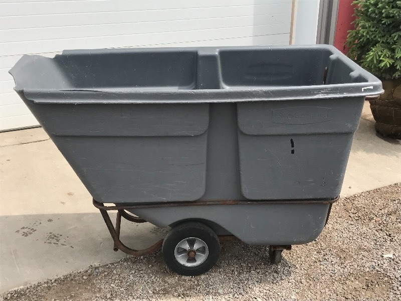 lot 3 image: Rubbermaid Dump Cart