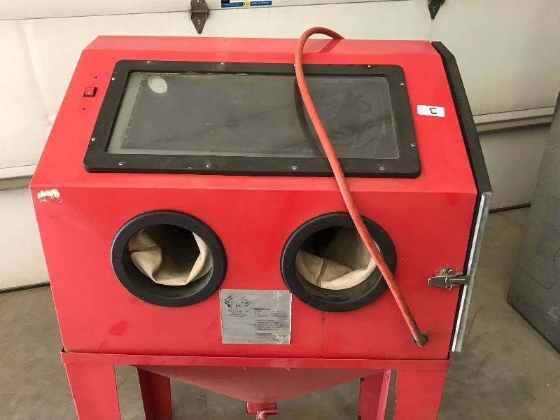 lot 2 image: Abrasive Blaster Cabinet