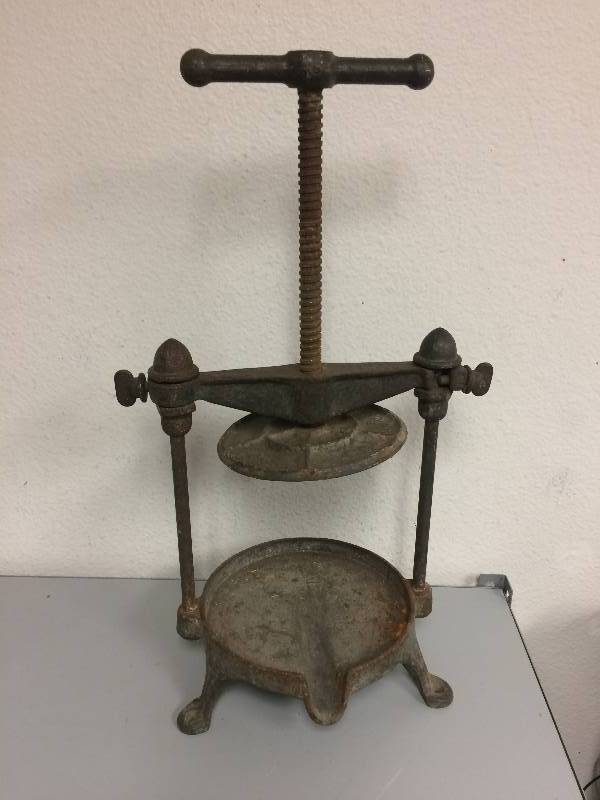 lot 32 image: Vintage Fruit and Lard Press