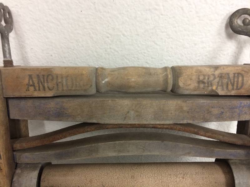 lot 38 image: Vintage Anchor Brand Clothes Wringer