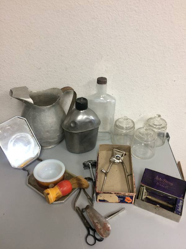 lot 44 image: Assorted Vintage Items