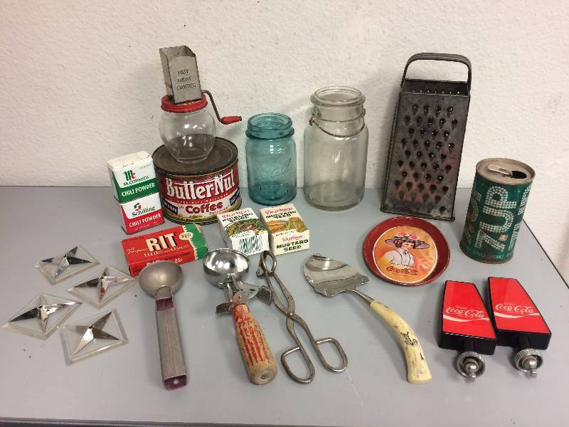 lot 45 image: Assorted Vintage items