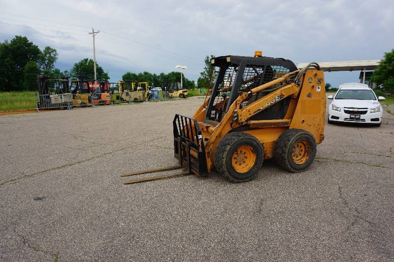 lot 4 image: 2005 Case Model 450 Bobcat Skid Loader Skid Steer