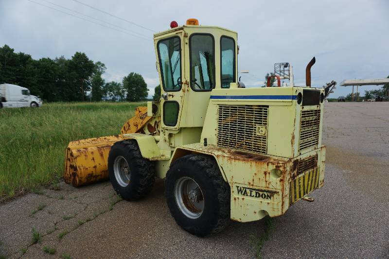 lot 7 image: 1980s Waldon Model 6000 4 x 4 Articulating Wheel Loader