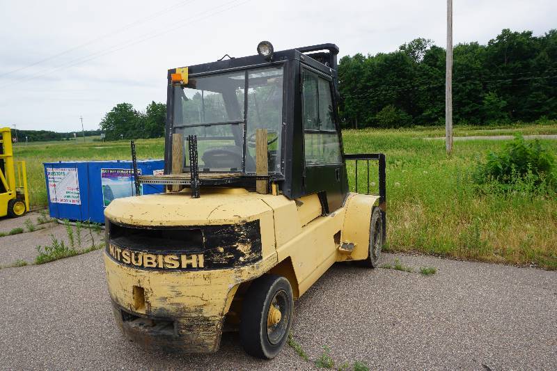 lot 9 image: Mitsubishi Model FD40 Diesel Powered Forklift