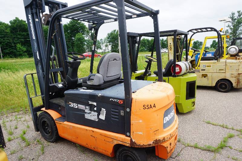 lot 13 image: 2006 Doosan Model Pro 5 Series 35 Fork Lift