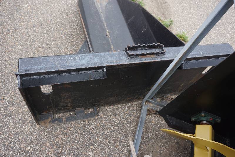 lot 21 image: Universal Mount Bobcat Skid Loader Skid Steer Tree Spade