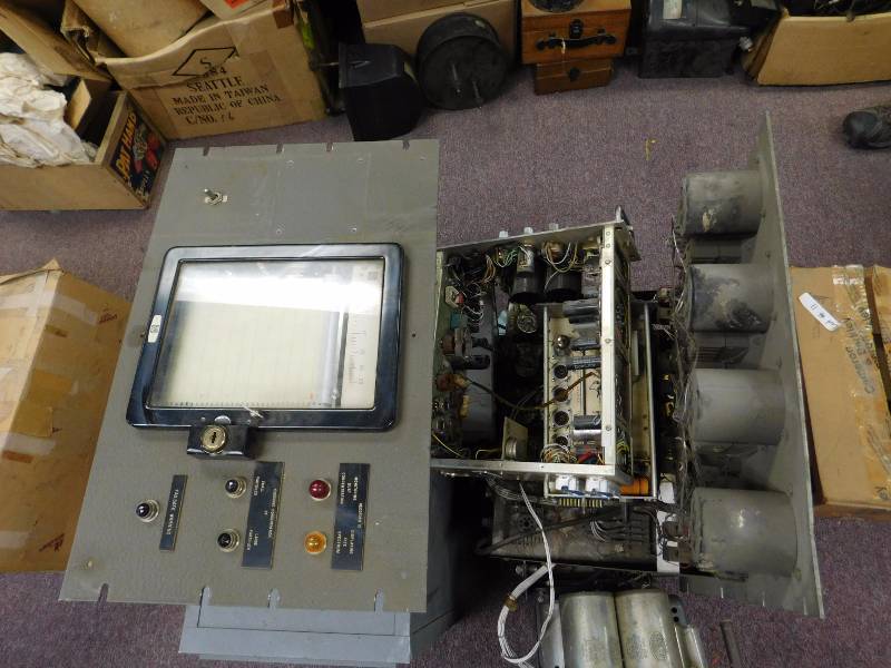 lot 12 image: Lot of Vintage Electronic Units