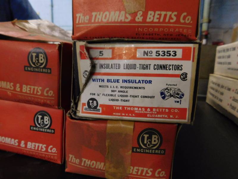 lot 40 image: NEW 34 (90 degree angle) T&B Engineered Insulated Liquid Tight Connectors with Blue Insulator (9 boxes, 5box)