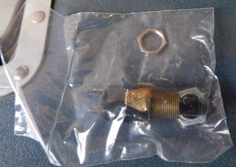 lot 77 image: Cutler Hammer- 100 Switches (8411K8)