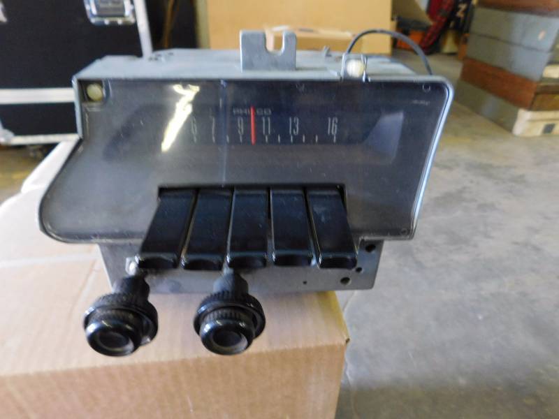 lot 97 image: Vintage Ford AM Car Radio
