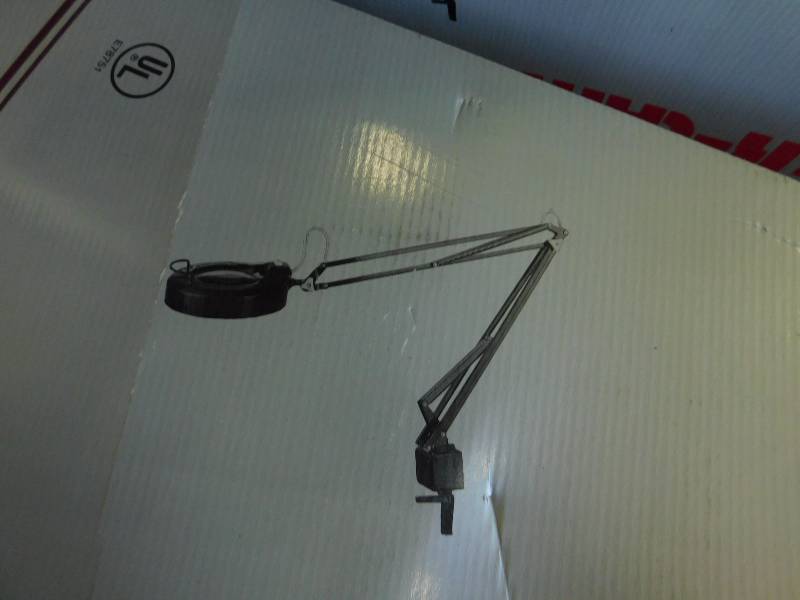 lot 117 image: Flourecent Magnifying Desk Lamps (x3- 2 black, 1 White)