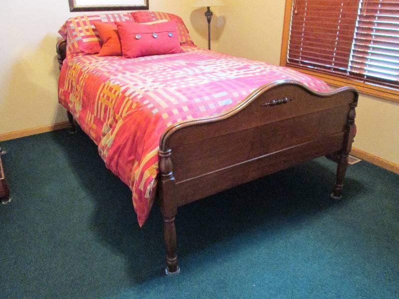 lot 12 image: Antique Wood Bed