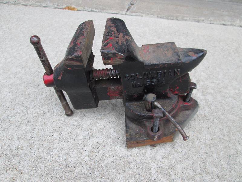 lot 86 image: Columbian Vise