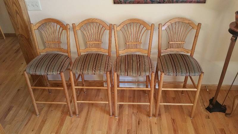 lot 8 image: Oak Bar Stools