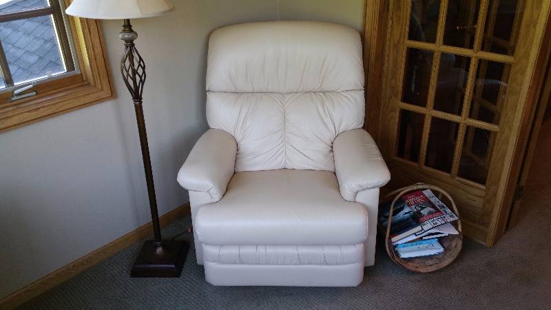 lot 11 image: La-Z-Boy Leather Recliner